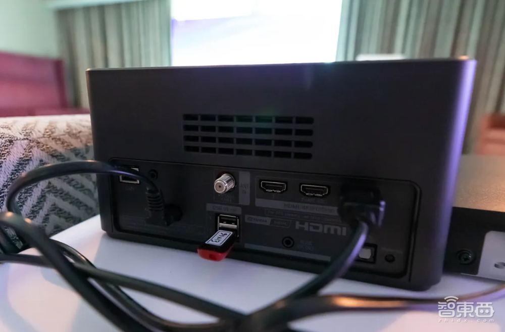 CES火爆开幕！屏幕花式折叠、汽车变色发光、元宇宙暴风炫技