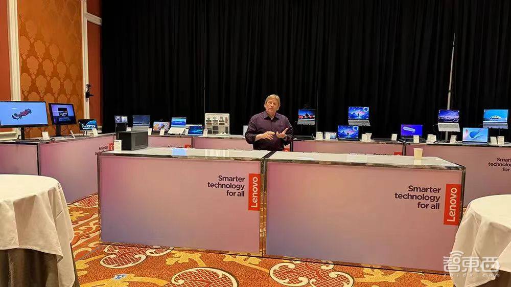 CES 2024丨PC新物种大爆发,透明屏乱战,车载屏火了,AI正深入一切!