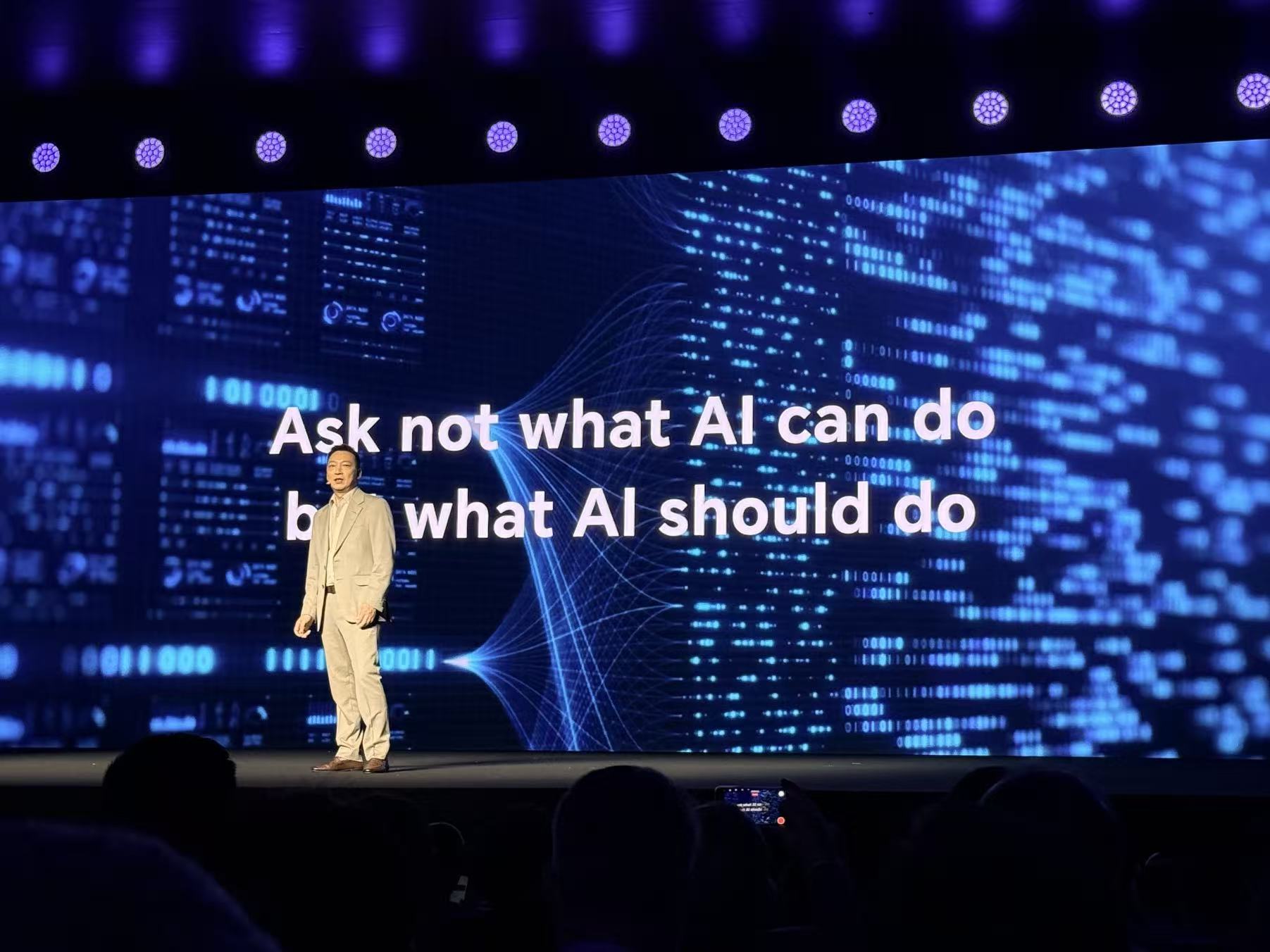 刚刚，荣耀人形机器人热舞亮相欧洲！全球第一个“机器人手机”真机首秀