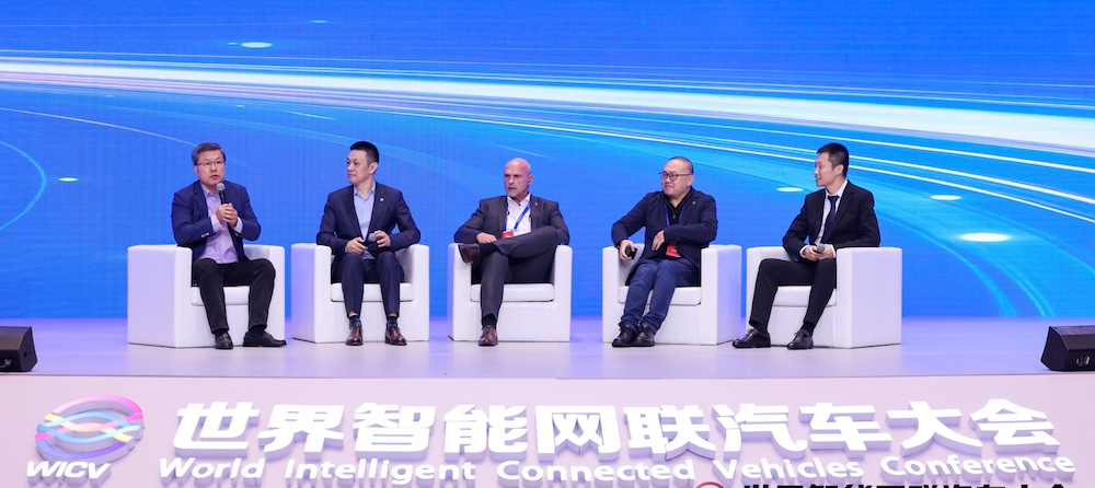 雷军呼吁抵制网络水军！李斌称智驾应采用“订阅制”，6位车圈顶流齐聚亦庄论道