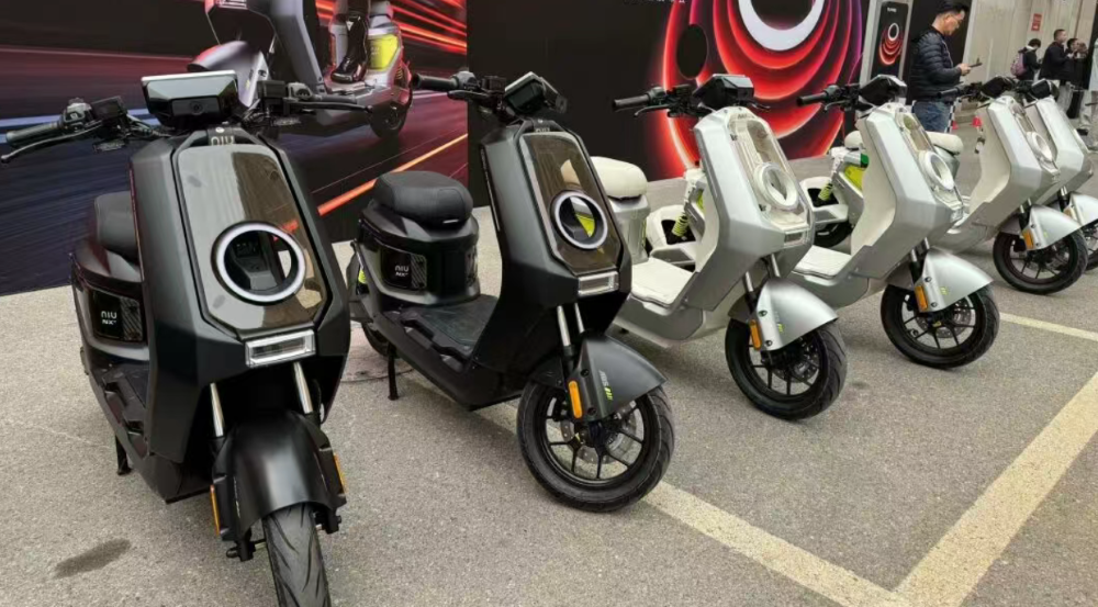 小牛全新两轮电动要“成精了”!感知系统看齐汽车,AI大模型也加上了