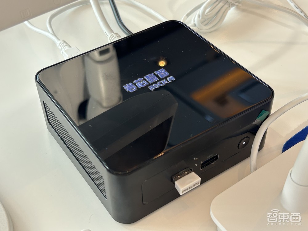 国产非Transformer大模型再升级!押注群体智能,落地五大硬件,性能跑赢Llama 3