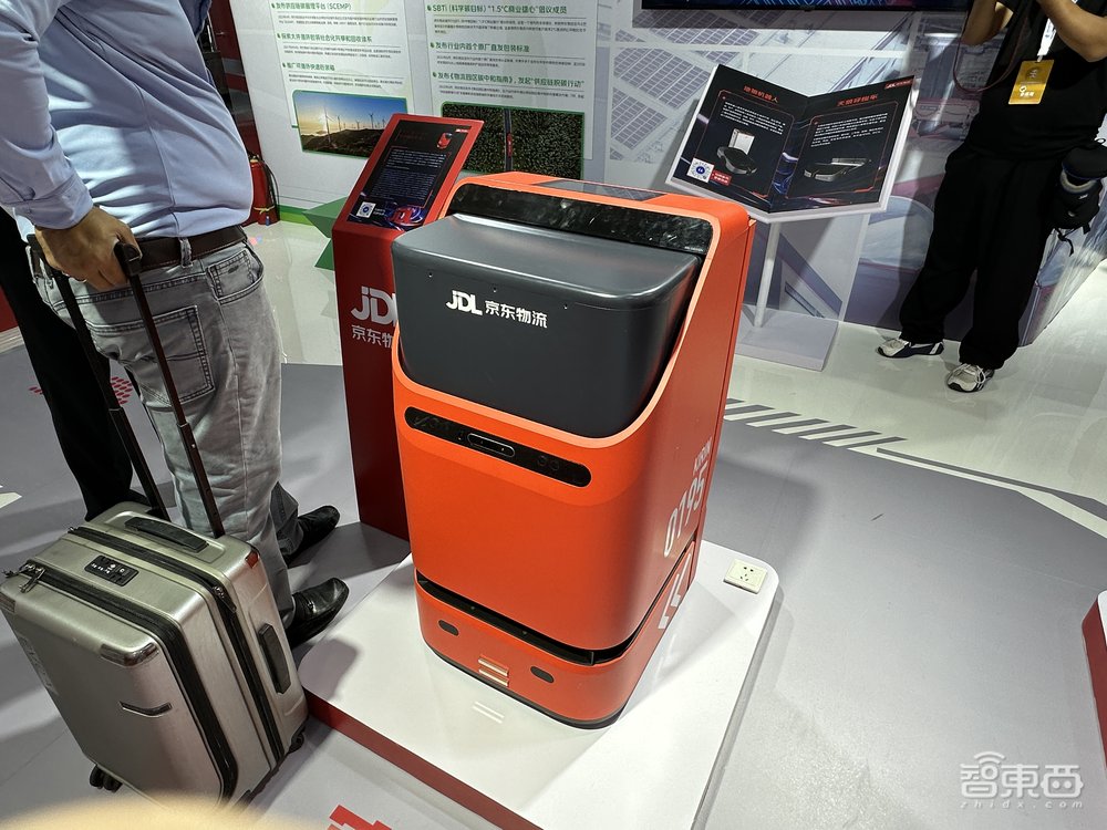 逛遍世界机器人大会:27款人形机器人爆场,机械臂大跳刀群舞,仿生人逼真到恐怖