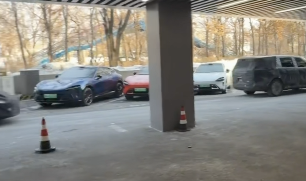 小米三款新车谍照曝光？！疑似两款增程亮相，SU7加长版也来了