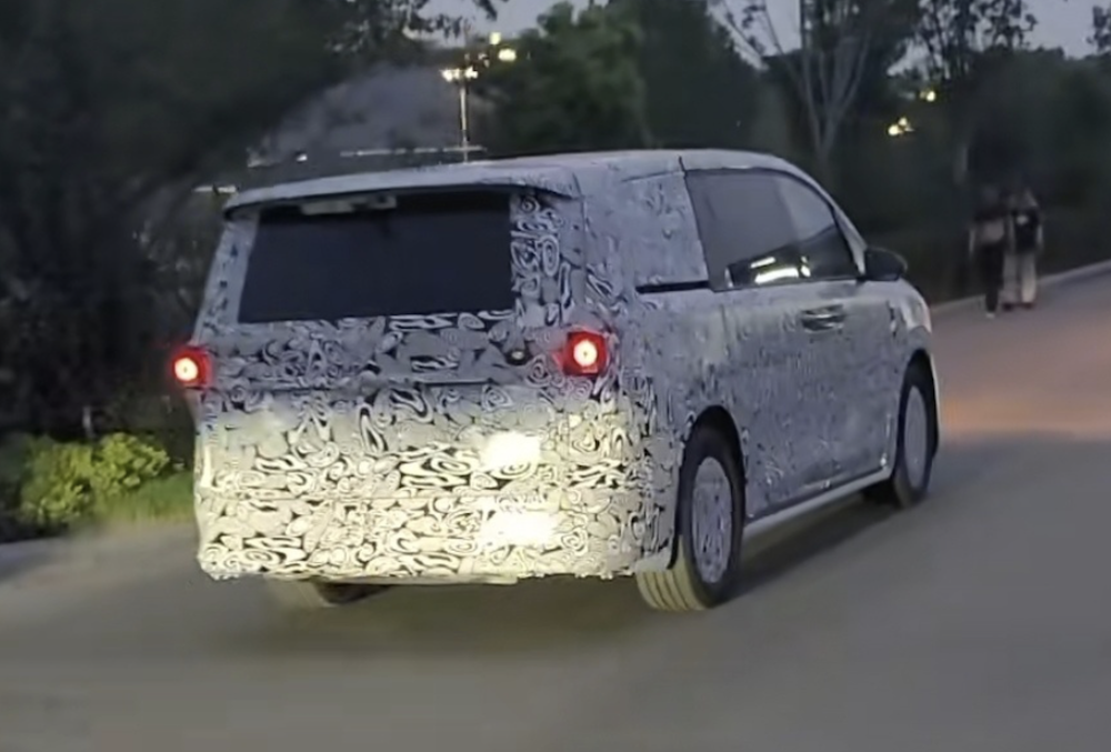 疑似鸿蒙智行首款MPV谍照曝光,华为五菱或采用HI模式合作