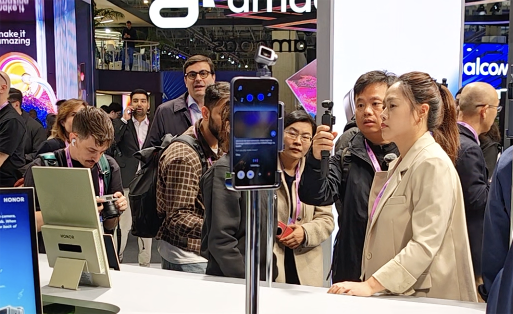 中国科技军火轰向MWC!豆包千问硬控老外,手机新物种炸场,6G真要来了