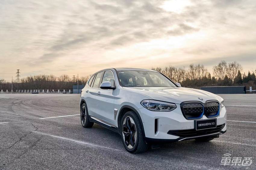 宝马首款纯电SUV、1300公里冬季自驾：这支公路电影专治焦虑