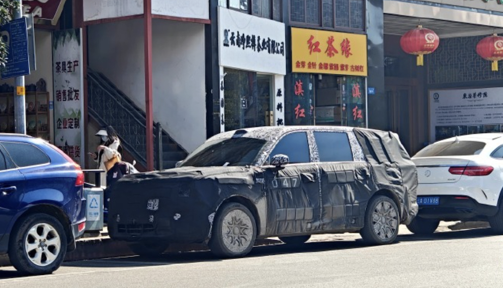 小米三款新车谍照曝光？！疑似两款增程亮相，SU7加长版也来了