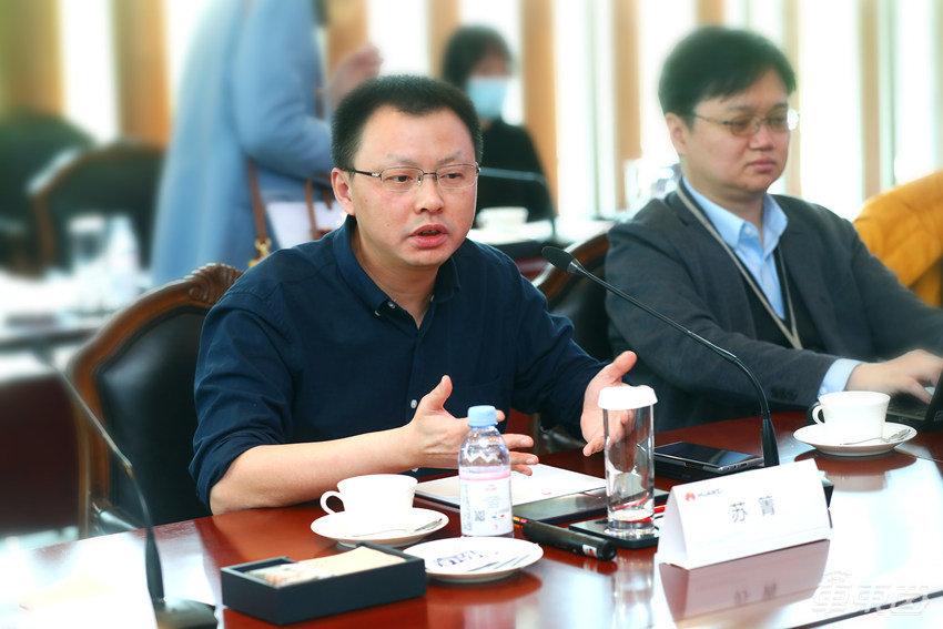 夜间体验华为自动驾驶：100分钟无接管，真能叫板无人出租车？