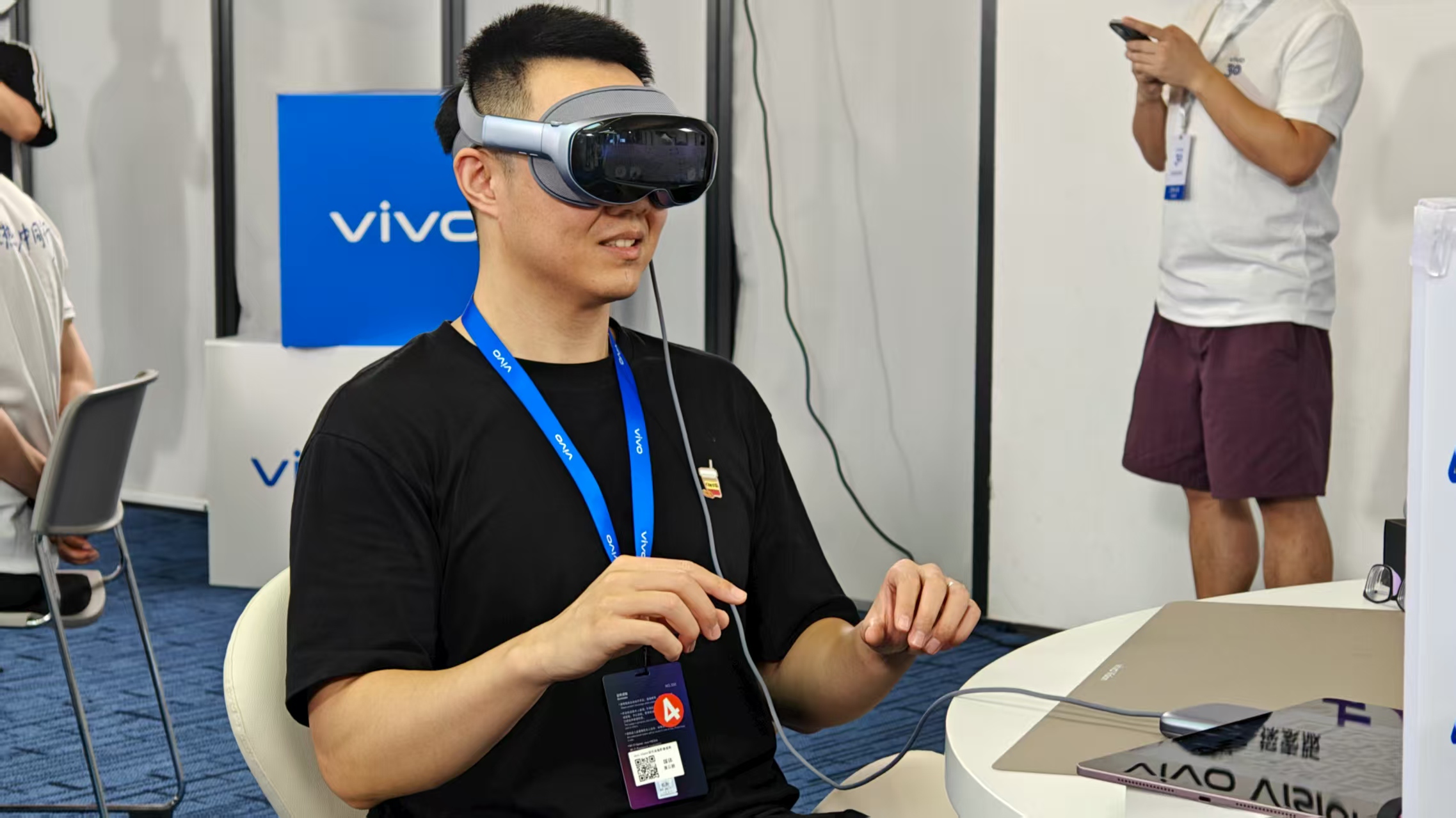 vivo Vision首发深度体验：像素级对标苹果，定价决定杀伤力