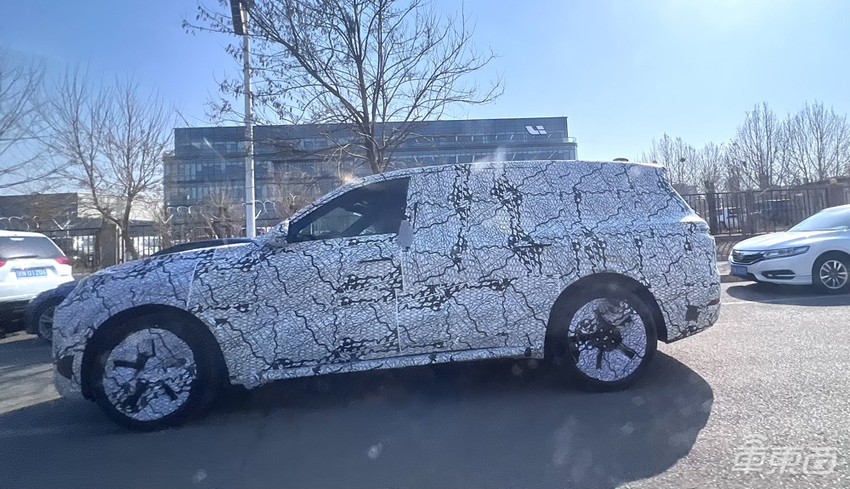 理想研发中心偶遇L9,新车尺寸堪比奔驰GLS,内饰还有大彩电