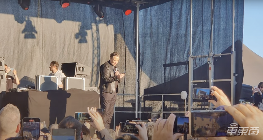 特斯拉柏林工厂正式交付！德国总理到场站台，马斯克再次激情起舞