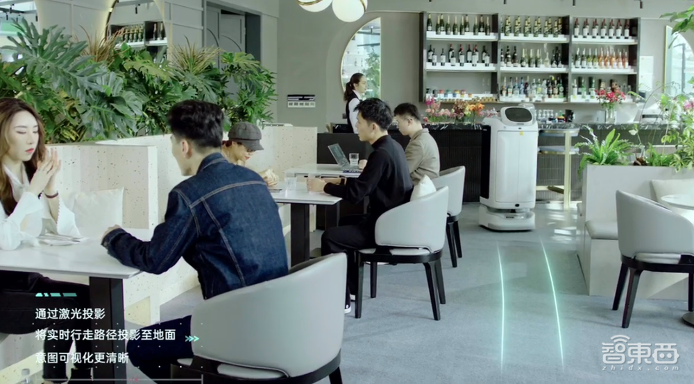 首款商用配送机器狗来了!普渡推出长胳膊的送餐机器人,还有专业洗地机