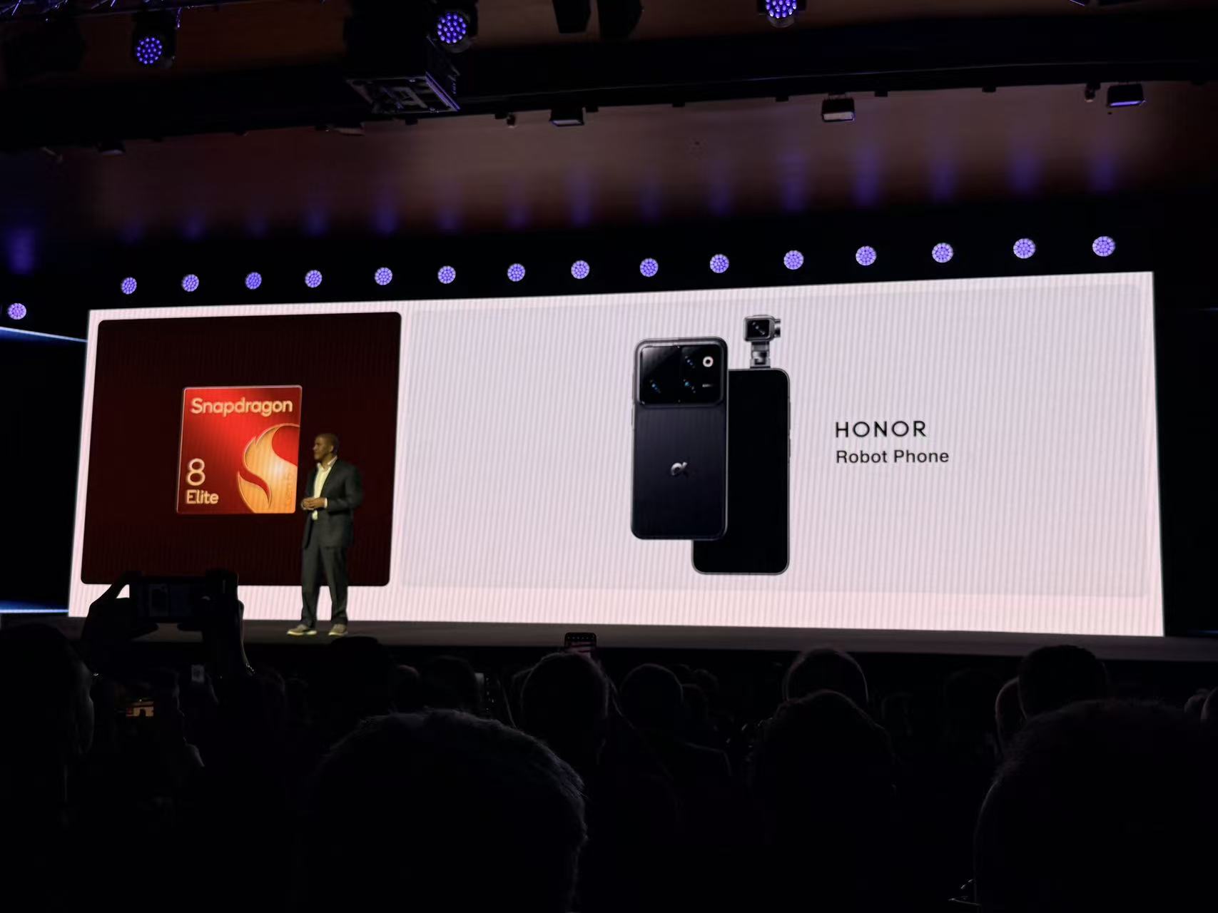 刚刚,荣耀人形机器人热舞亮相欧洲!全球第一个“机器人手机”真机首秀