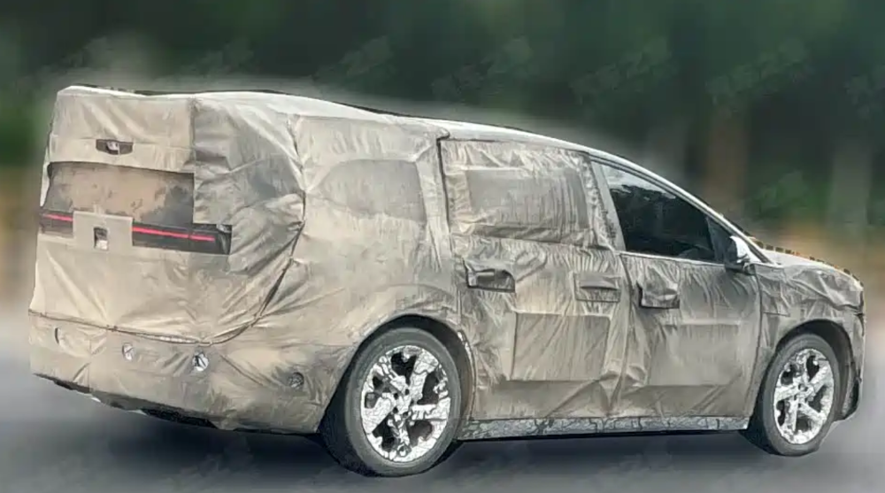 疑似理想i9谍照首曝！尾部或采用全新造型，豪华纯电SUV大战要来了