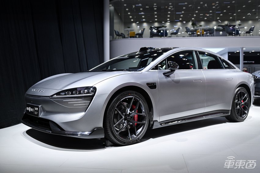 享界S9、问界新M5北京车展亮相，鸿蒙智行品牌全家福车型集中展示