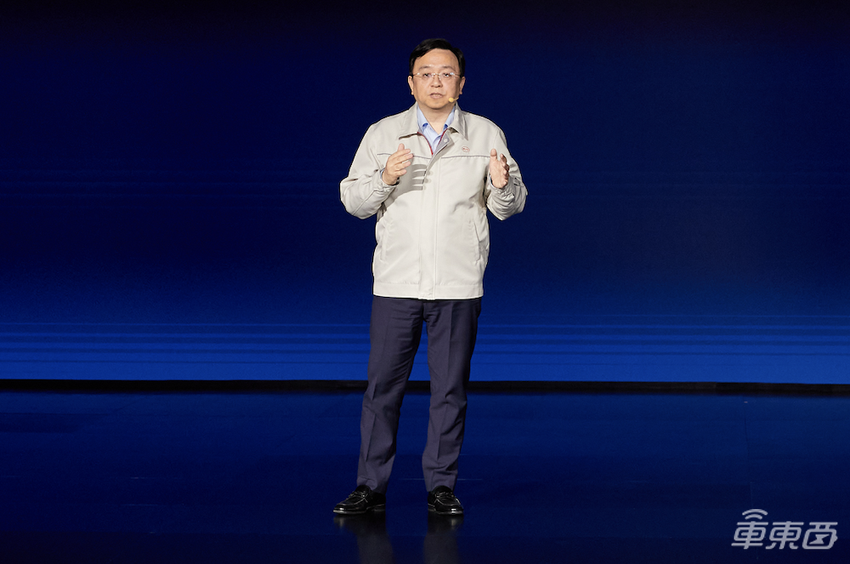 比亚迪亮出智能化家底：发布智电融合架构，未来将上车2000TOPS智驾芯片