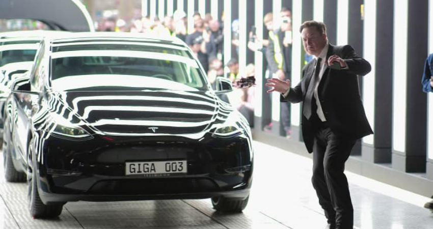 特斯拉柏林工厂正式交付！德国总理到场站台，马斯克再次激情起舞