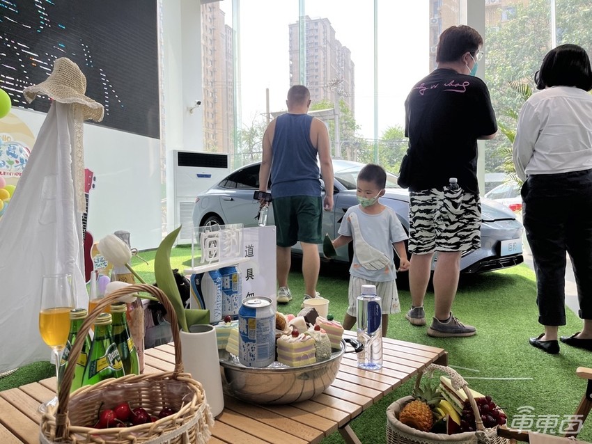 6万人等提车,特斯拉平替,比亚迪海豹有这么火?