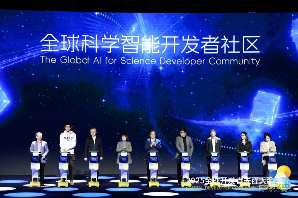 全球開(kāi)發(fā)者先鋒大會(huì)上海開(kāi)幕！特斯拉宇樹抱抱臉魔搭都來(lái)了，超10款機(jī)器人同場(chǎng)斗法