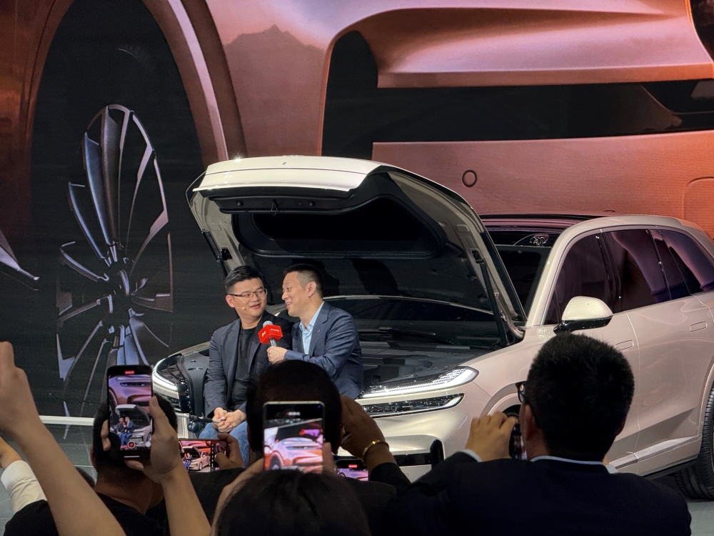 上海车展首日:雷军没来小米展台仍爆满,余承东预言新车“大爆”,何小鹏忙着遛“人”