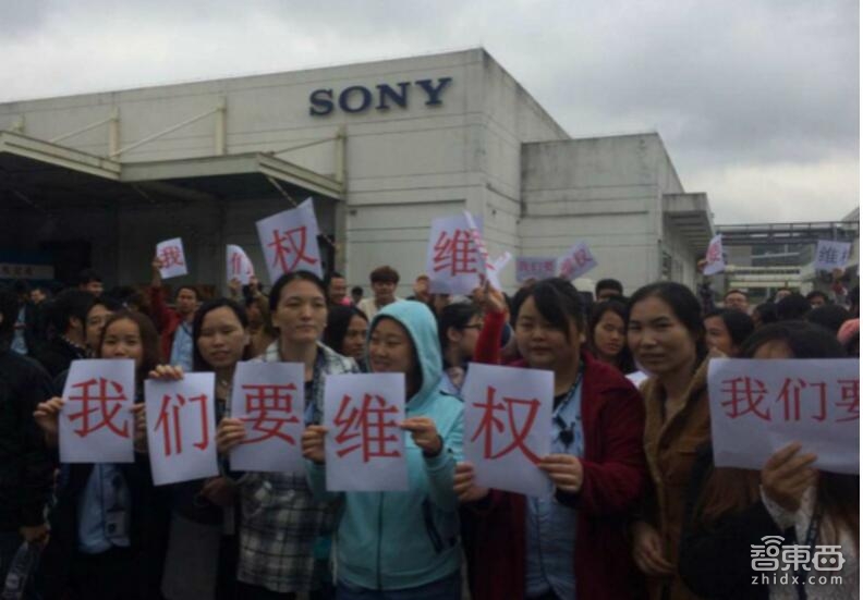 智东西晚报:俄罗斯人形机器人能开车上路 GoPro业务调整裁员达15%