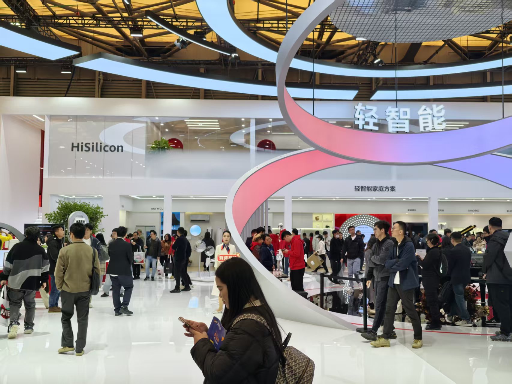 暴走两万步逛遍中国版CES!AI养龙虾、人形机器人火爆,追觅手机上手