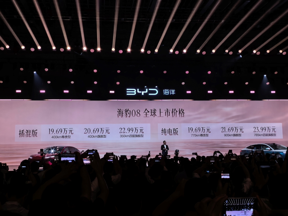 比亚迪海洋旗舰家轿19.69万起开卖！云辇-A、后轮转向、天神之眼B全上车