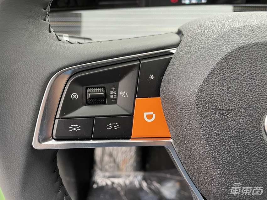 抢先体验滴滴定制网约车:后排堪比头等舱,能看电视能唱歌