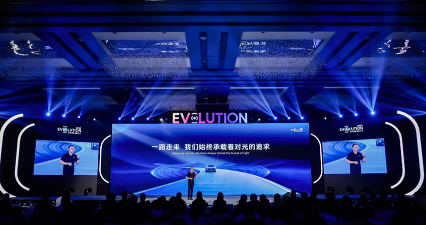 四维图新品牌焕新！发布AI全栈产品矩阵，智驾方案定点突破585万套