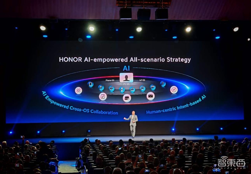 荣耀AI全家桶炸场MWC!CEO赵明宣战苹果,解密平台级AI杀手锏
