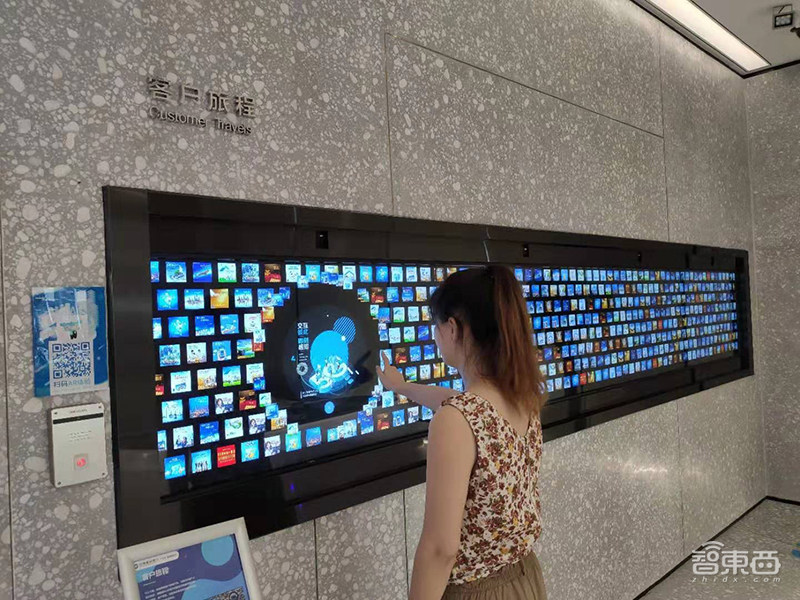 亲密接触建行女机器人前台!首家5G+智慧银行有何神秘?