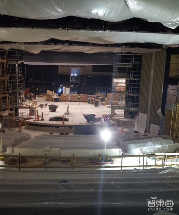 智东西晚报:乔布斯剧院内部曝光 木质材料装饰;松下展示“会走”的冰箱