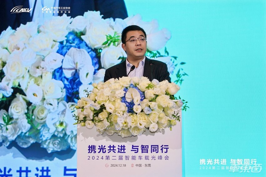 第二届智能车载光峰会举行，华为首批智能车载光认证合作伙伴完成签约