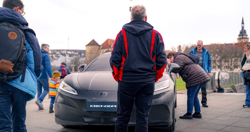 腾势首款纯电轿车要来了！定位百万豪车，对标保时捷帕拉梅拉