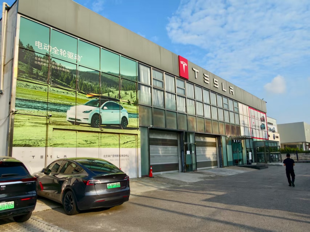 特斯拉Model Y L卖爆了！6天卖空一个月产能，工作日顾客挤爆门店，暴雨还来看车