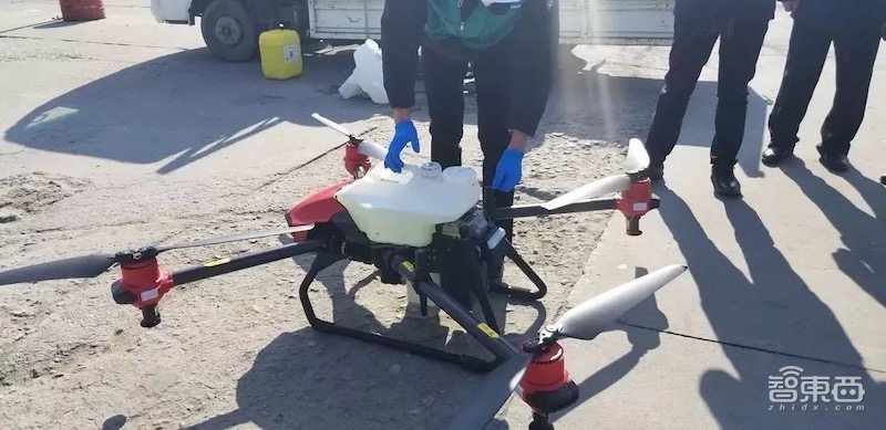 抗疫一线的户外机器人大军:测温、喊话24小时不休