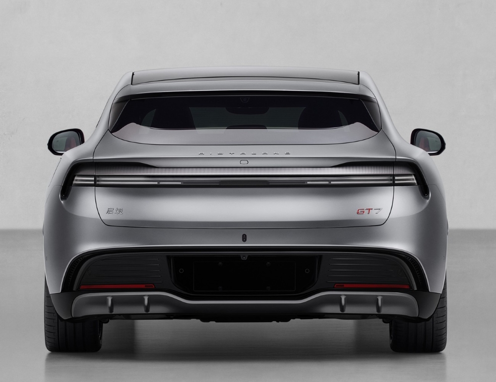 小米最便宜YU7来了!理想车型意外变阵,工信部抢在北京车展前亮新车