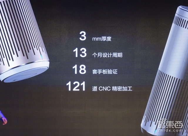 小智管家机器人亮相:能开关电灯电视 还能送大米鲜花