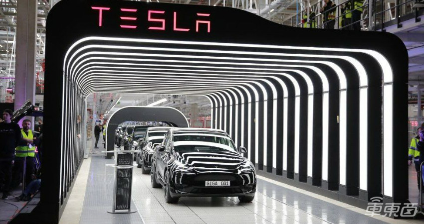 特斯拉柏林工厂正式交付！德国总理到场站台，马斯克再次激情起舞