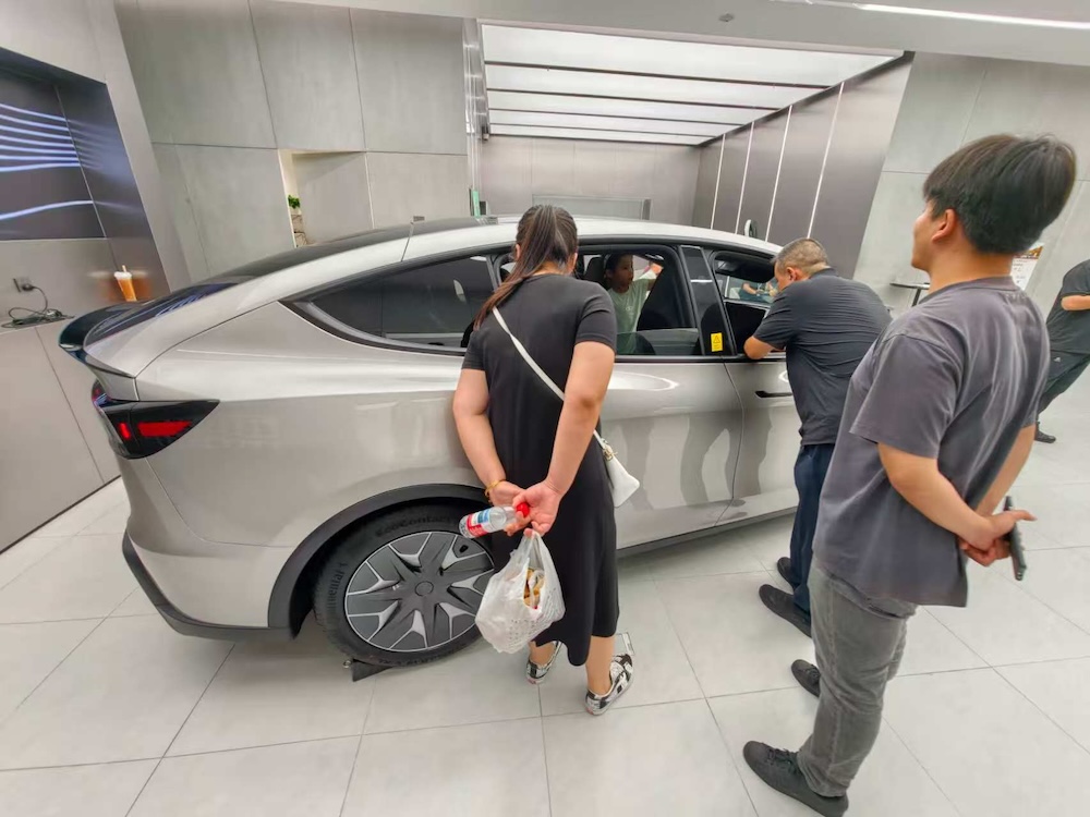 特斯拉Model Y L卖爆了!6天卖空一个月产能,工作日顾客挤爆门店,暴雨还来看车