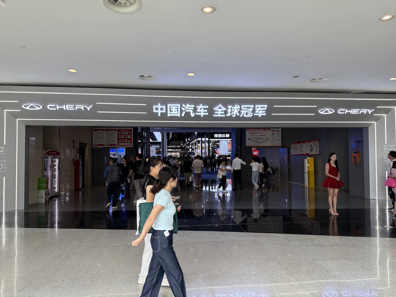 洋豪品牌一个没来！国产车价格战现场开打，暴走3万步看成都车展六大真相