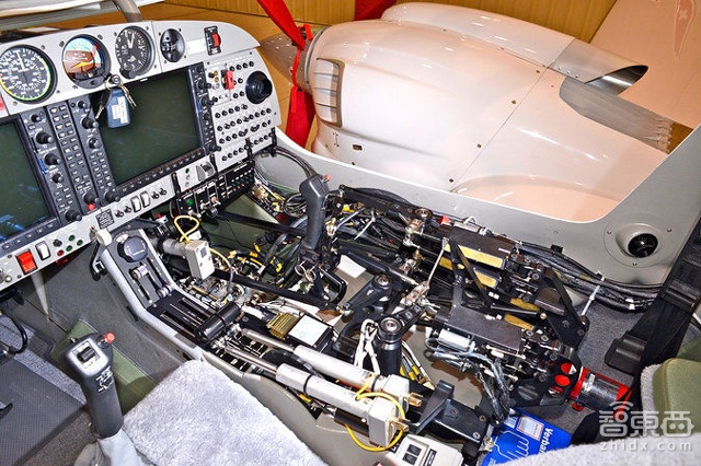 攻占了工厂后 机器人又来占领飞机驾驶舱了