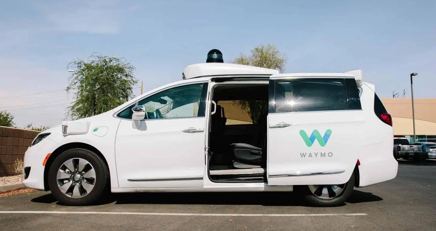 Waymo无人车闯卡，交警和乘客都慌了……