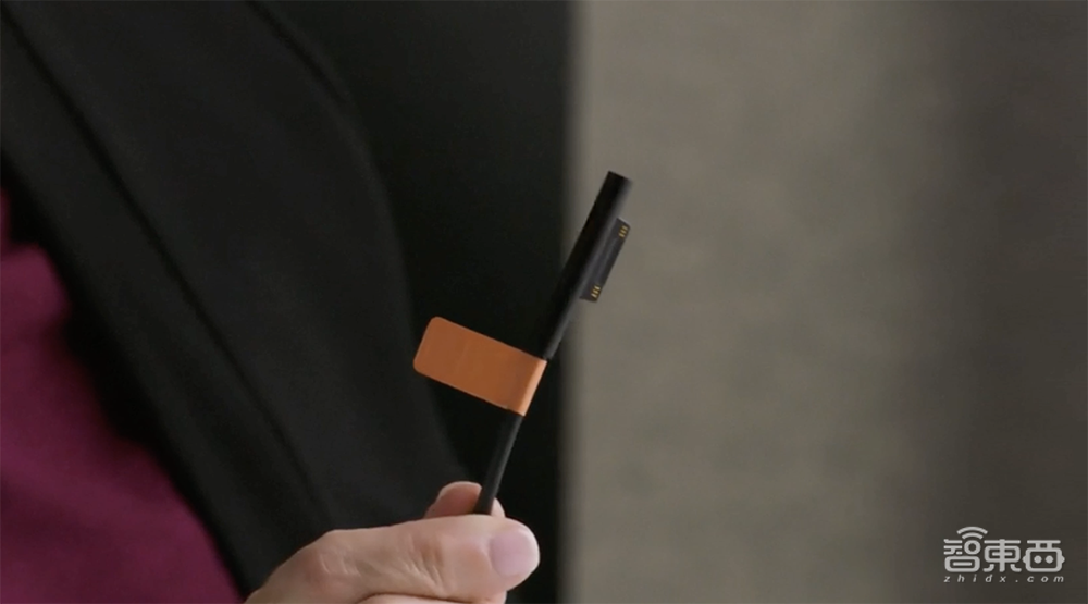 微软又造双屏折叠手机！打游戏绝了，连推8大新品，玩法连苹果也服