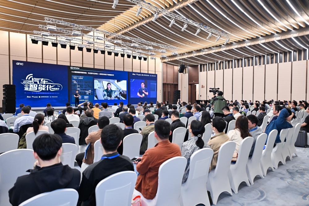中国汽车产业掀起“AI革命”!汽车智能化创新峰会观点交锋,18位大咖共话智能化下半场