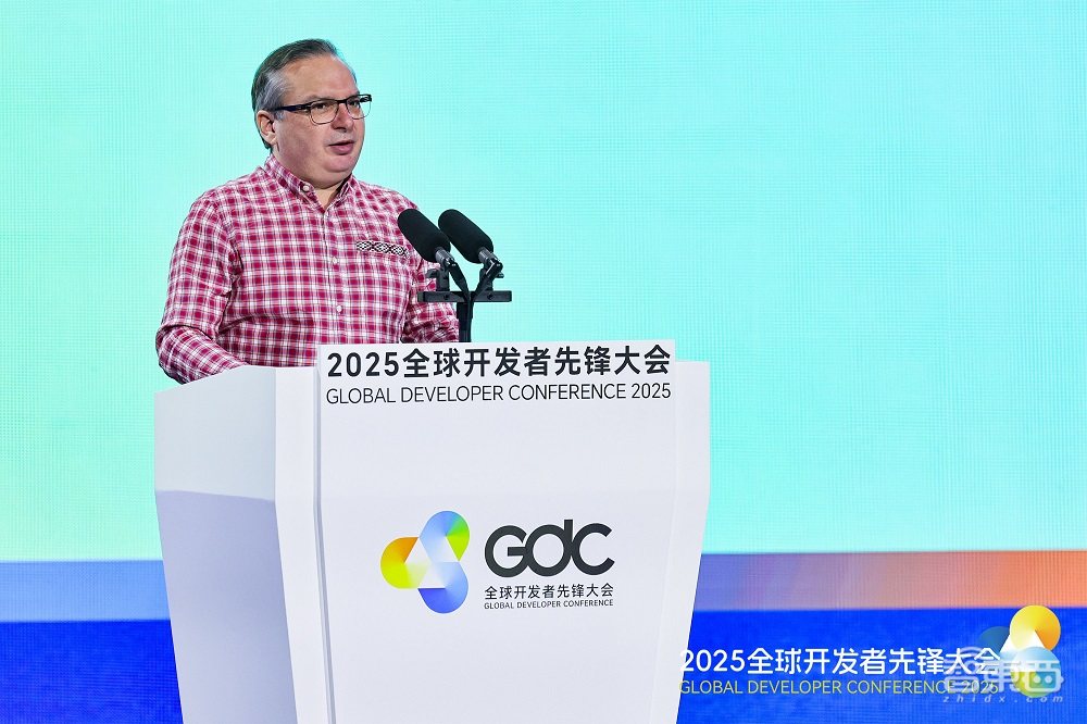 全球开发者先锋大会上海开幕!特斯拉宇树抱抱脸魔搭都来了,超10款机器人同场斗法