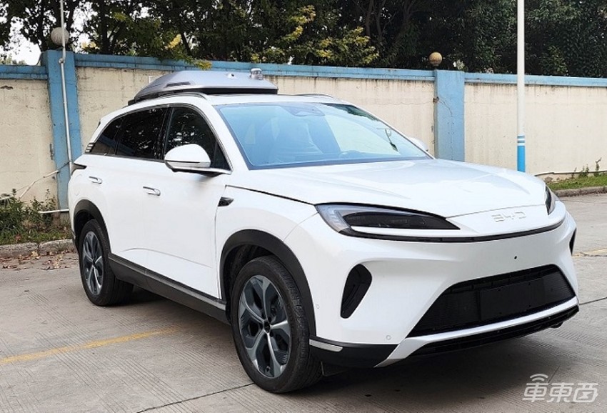 华为百万豪车增程纯电版同时亮相！比亚迪多款新车配备无人机，2025年新车更卷了