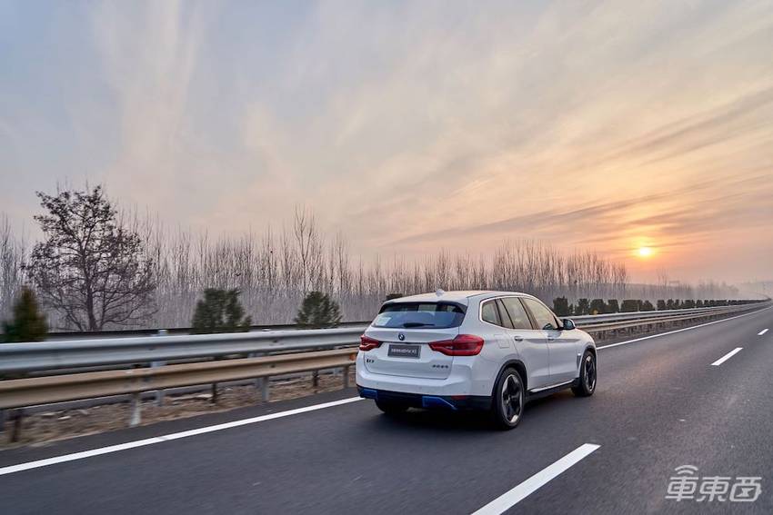 宝马首款纯电SUV、1300公里冬季自驾：这支公路电影专治焦虑