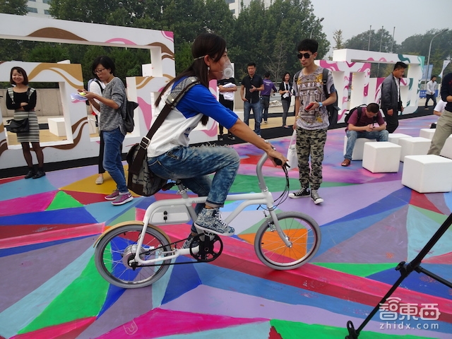 轻客推出智能电动自行车 要做内地的Gogoro?